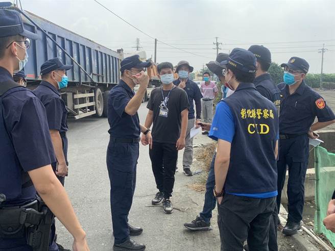 17日芳苑警分局长李益杰亲自带队，会同县府环保局、地政处、农业处、水资处等单位，组成联合稽查小组，突击拦查砂石曳引车。（警方提供／吴建辉彰化传真）