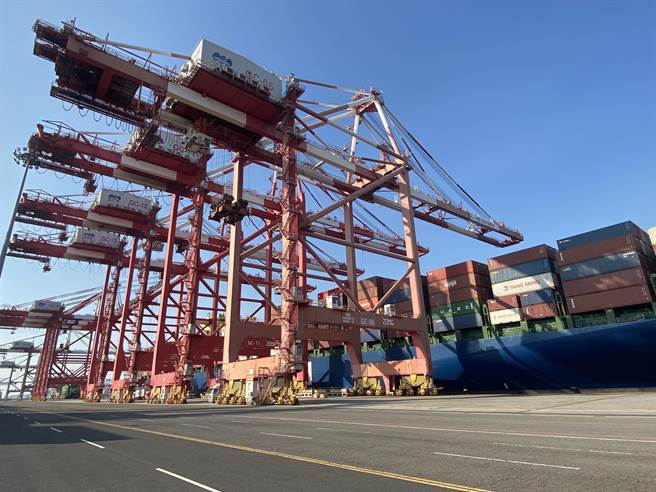 台湾港务公司重视港群智慧转型，透过科技化作业及管理，增加码头运转效率。（陈佑诚摄）