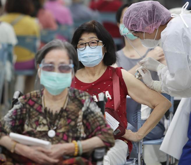 針對長者施打第二劑莫德納疫苗，基隆市長林右昌17日說明疫苗施打規畫，9月22日至24日由區里辦公室分送通知單給長輩，施打時間在9月27、28日，沒接種疫苗的長者可即到即打。（示意圖，季志翔攝）