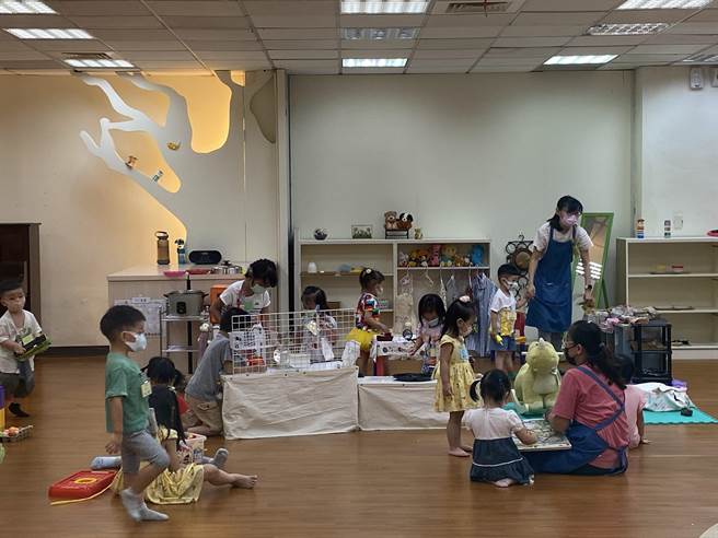 文化部在南部的第1家職場互助教保服務中心今天在台南美學館設立。(曹婷婷攝)