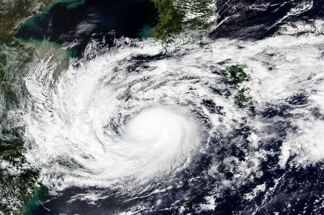 璨树颱风晚间从九州北部登陆，其后往四国与近畿地区前进，向东横越日本到太平洋。 (图/美联社) 