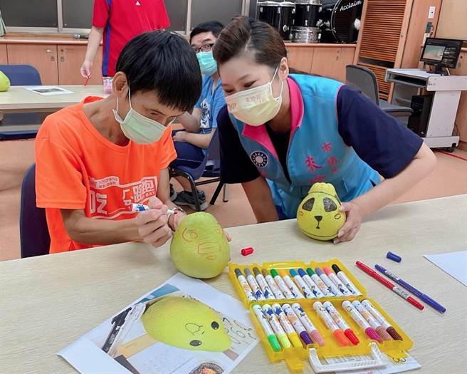 桃园市议员朱珍瑶联繫八德天使发展中心，举办彩绘柚子活动。（桃园市议员朱珍瑶提供／陈梦茹桃园传真）