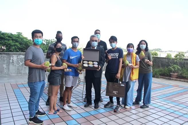 義大中秋傳溫暖，校長陳振遠與外籍生分享文旦與月餅，學生感動學校的用心。（義守大學提供／林雅惠高雄傳真）