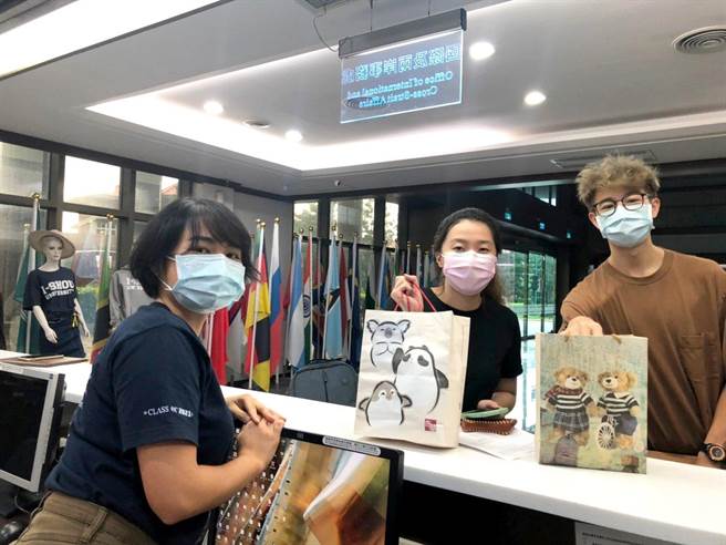 義守大學中秋傳愛，定點發放月餅與文旦，供外籍學生自由領取。（義守大學提供／林雅惠高雄傳真）