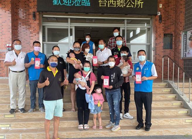 台西鄉公所提案、鄉代會通過每名新生兒發放1萬元禮金，追溯至今年1月1日。（周麗蘭攝）