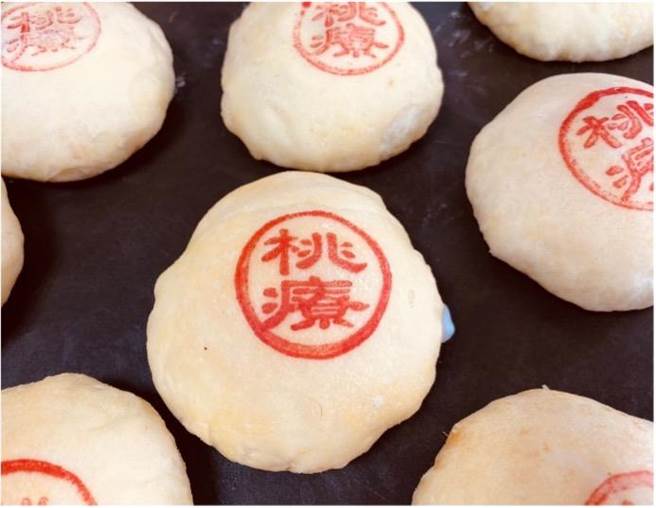 桃疗隐藏版廉洁饼内馅有麻糬、蛋黄、肉松和豆沙。（桃园疗养院提供／陈梦茹桃园传真）