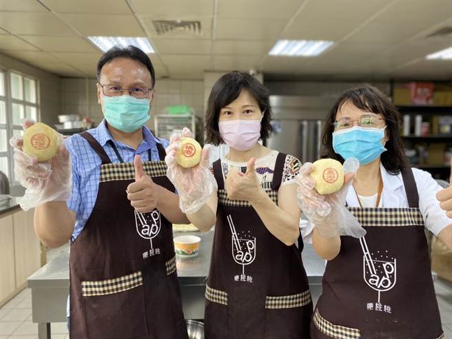 卫生福利部桃园疗养院的同仁今年将有一份院方特制的中秋礼物「桃疗ThankYou饼」。（桃园疗养院提供／陈梦茹桃园传真）