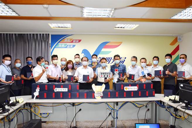 中秋节前夕，台中市警友第四办事处主任江敏贤至中市警第四分局关心慰问，赠茶具组贺节。（民眾提供／卢金足台中传真）