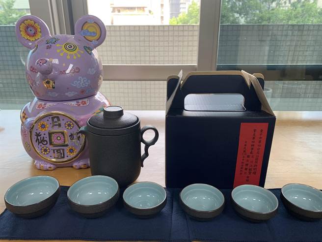 中秋节前夕，台中市警友第四办事处主任江敏贤至中市警第四分局关心慰问，赠茶具组贺节。（民眾提供／卢金足台中传真）