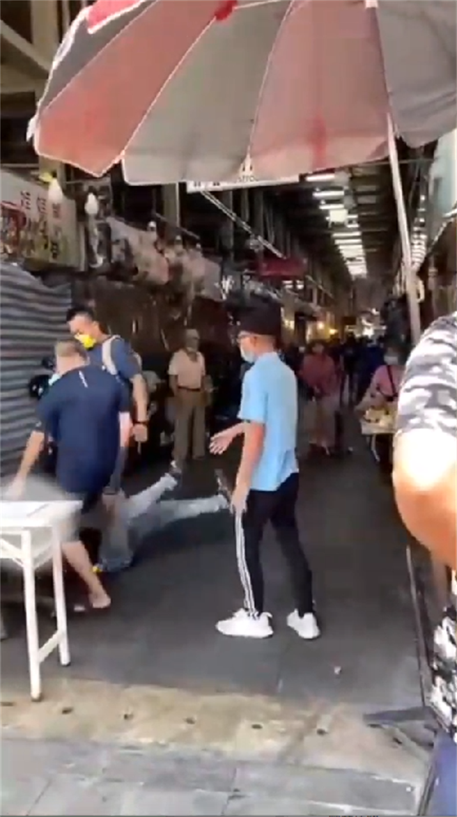 一名安心上工人員於士林區某市場執行實名制，碰到民眾不願意配合，遭到毆打。（市議員陳怡君提供／楊亞璇台北傳真）