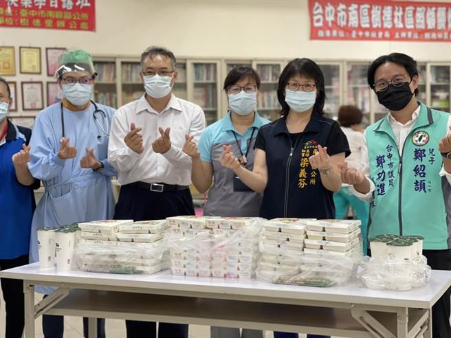 台中市民進黨市議員鄭功進與東區後車頭發展協會理事長鄭紹頡，17日準備200份的安心蔬食健康餐盒，送至東南區快打站。（讀者提供／張妍溱台中傳真）