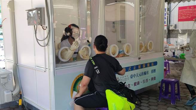 台东县府在富冈渔港增设自愿免费快筛站17日首度启动。（蔡旻妤摄）