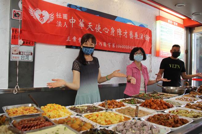 中華天使心身障才藝展演協會理事長林碧珠（左）捐出45萬元連結豪美自助餐老闆黃嘉霖（右）提供6400份待用餐給有生活需求的民眾。（社會局提供）