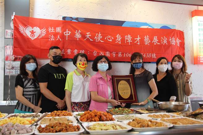 北市社會局副局長許秀能（左4）代表侯友宜市長頒贈感謝牌給中華天使心身障才藝展演協會理事長林碧珠（右3）。（社會局提供）