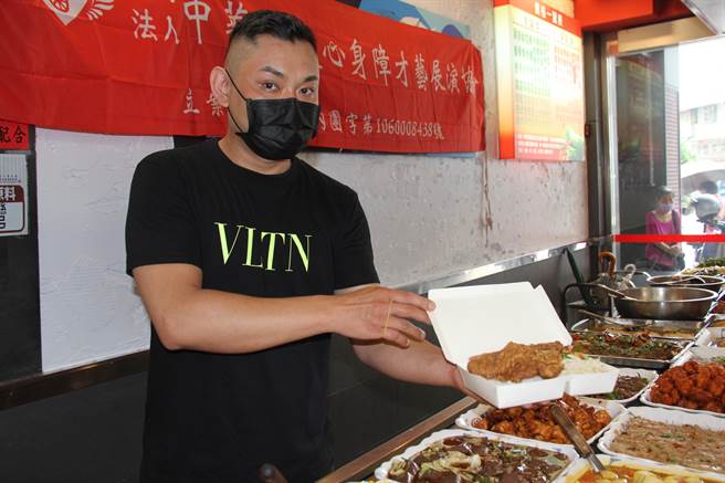 豪美自助餐老闆黃嘉霖展示待用餐便當。（社會局提供）