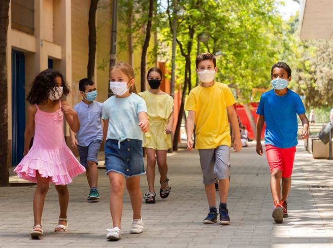 12岁以下儿童迄今没有疫苗，加上Delta病毒来势汹汹，各个先进国家纷纷祭出校园防疫措施，预防孩童染疫。(示意图／shutterstock)