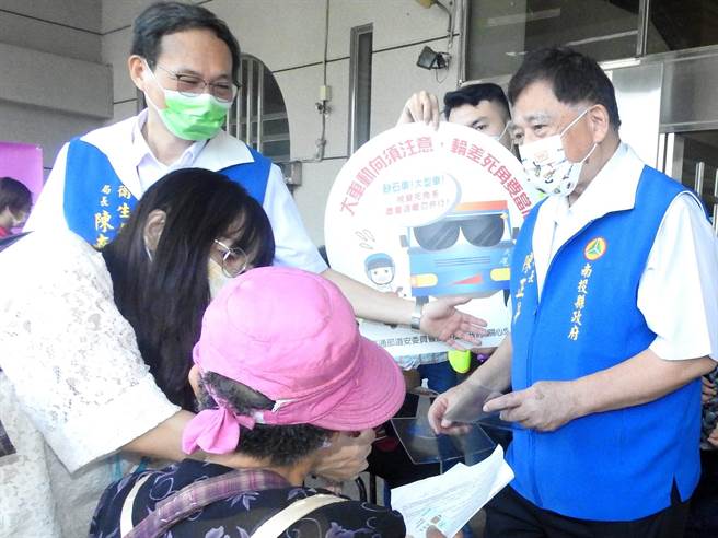 南投县副县长陈正升（右）与卫生局长陈南松，关心施打第2剂疫苗的长辈。（南投县政府提供／廖志晃南投传真）