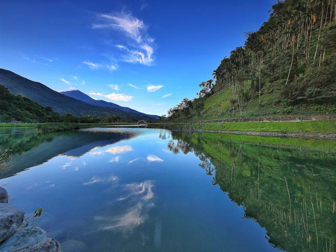 「水保一甲子摄影展」17日起于921地震教育园区展出，收录60年来地形地貌的改变，图为获第30届全球卓越建设奖最佳环境文化类金奖殊荣的光復马太鞍吉利潭周边环境改善工程。（水保局花莲分局提供／黄国峰台中传真）