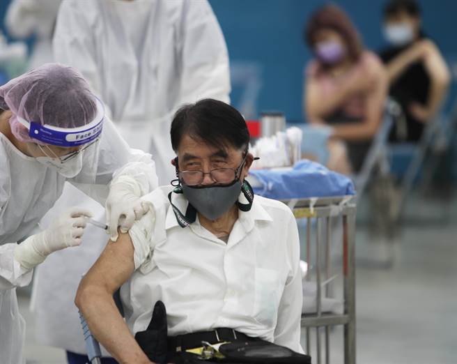 民眾期盼已久的最新1批莫德納疫苗，終於來台，苗栗縣政府將替7月9日前已接種莫德納第1劑的75歲以上長者施打第2劑，縣府已經統一造冊。（示意圖，季志翔攝）