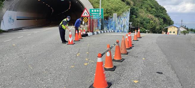 天空步道，中秋连假重新开放，凤林警分局估计大批旅游人车涌入，今天已在入园路段设置交通锥，规划进出动线。（凤林警分局提供／王志伟花莲传真）