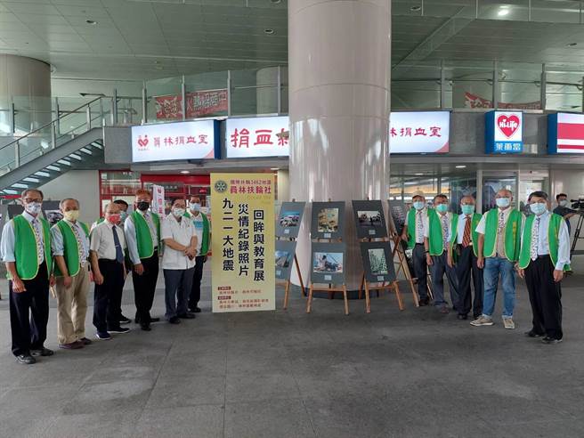 员林扶轮社收藏台湾省旅游摄影学会成员于921地震后深入灾区拍摄纪录的珍贵照片，近日进行重新整理后，于员林火车站展出至中秋连假后，盼让来往旅客、游子会大自然反扑的可怕，培养环境保护与防灾意识。（谢琼云摄）