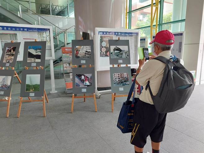 921大地震灾情纪录照片回眸与教育展，17日起在员林火车站一楼大厅展出至23日，吸引不少民眾驻足观看良久。（谢琼云摄）