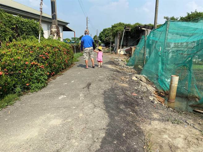 西螺镇鹿场、二崙乡大义、公馆一带的重画区农路、水沟老旧破损，危及民眾生命安全，云林县府筹措近1400万元，预计10月动工施作。（云林县府提供）