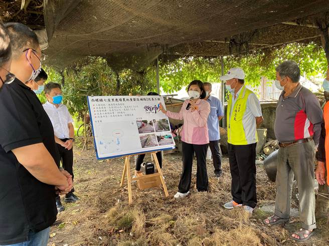 县长张丽善17日下午率地政处长黄凯达、县议员廖伟晴、李明哲、里长林学正、林清夫、村长锺合郎、崙背前乡长李庆隆及会勘。（云林县府提供）