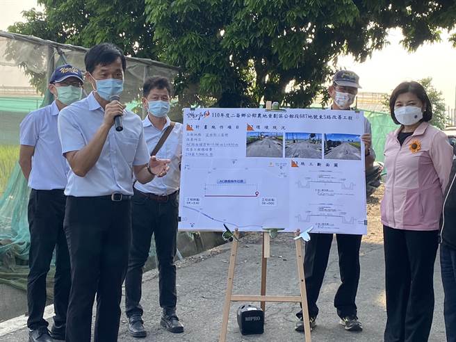 县长张丽善17日下午率地政处长黄凯达、县议员廖伟晴、李明哲、里长林学正、林清夫、村长锺合郎、崙背前乡长李庆隆及会勘。（周丽兰摄）