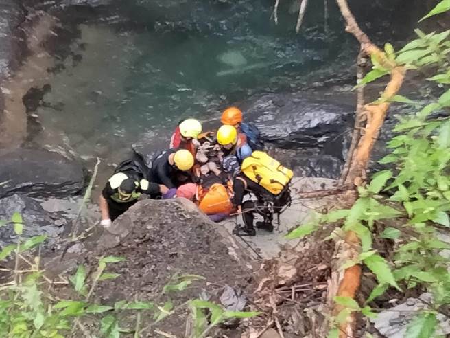 新竹县消防局17日找到失踪的祈男身影，中午接触到祈男，并将他送下山就医。（翻摄照片／庄旻静新竹传真）