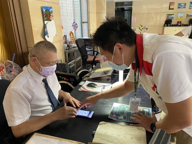 信义房屋芦洲店同仁教导管委会如何线上夯烤肉。(图/信义房屋提供)