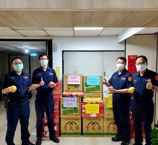 台北市警友會中秋節前夕，致贈保大水果等，以感謝防疫英雄的辛勞。(翻攝照片／林郁平台北傳真）