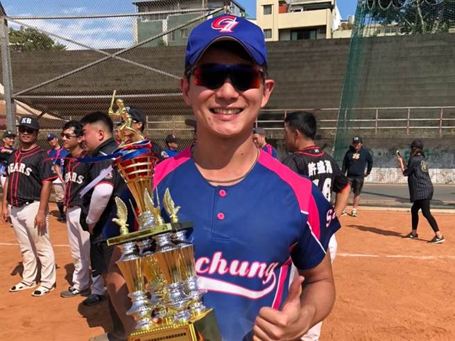 信義房屋南屯店店長杜得琳參與公司活動，去年曾在壘球比賽獲獎。(圖/信義房屋提供)