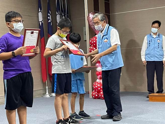金门县心理健康徵文竞赛得奖人出列，县府今天颁奖表扬。（县府提供）