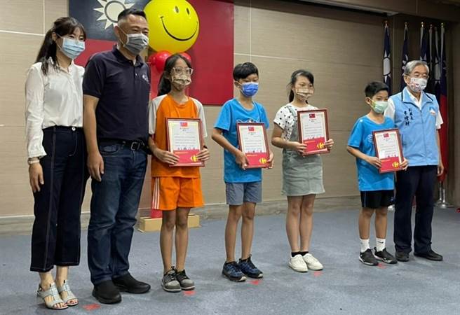 2021年度金门县心理健康徵文竞赛得奖人出列，县府期待可以带给大家生命的正能量。（县府提供）