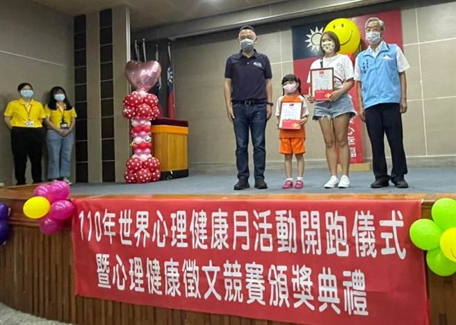 金门县心理健康徵文竞赛得奖人出列，县府今天颁奖表扬。（县府提供）