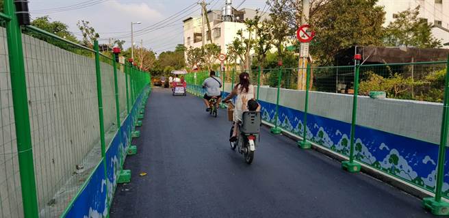 台中市议员谢志忠争取开通2.5公尺宽度便道，让车友在中秋连假可以骑乘东丰自行车绿廊。（王文吉摄）