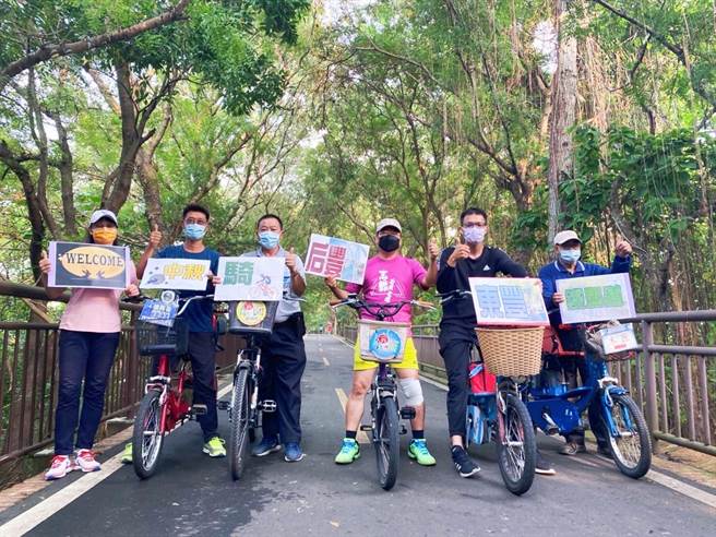 东丰自行车绿廊有全台最美自行车道美名，台中市议员谢志忠（右三）欢迎大小朋友中秋连假来骑车畅游。（王文吉摄）