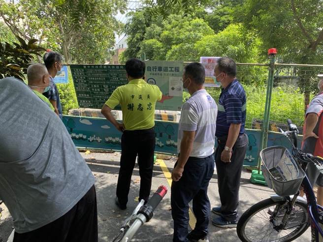 台中市议员谢志忠日前会勘东丰自行车绿廊，要求市府加速完工，在疫情后促进观光经济效益。（谢志忠服务处提供／王文吉台中传真）
