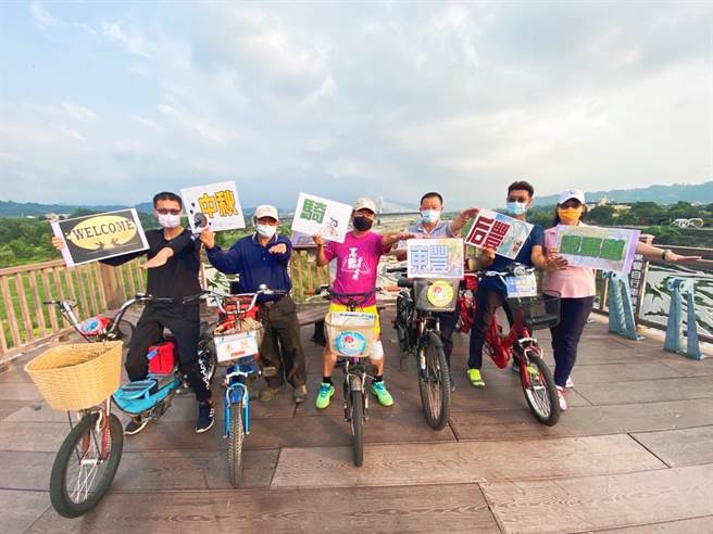 东丰自行车绿廊有全台最美自行车道美名，台中市议员谢志忠（左三）欢迎大小朋友中秋连假来骑车畅游。（王文吉摄）