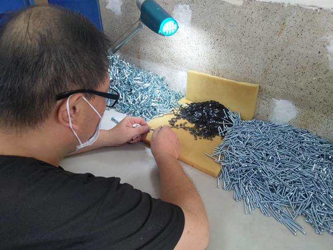 50多岁品仔因工安意外，生体病变流落街头，辗转来到人安基金会彰化平安站，担任义工，重新找到生命的意义，也会在站内从事家庭代工赚取生活费。（人安基金会彰化平安站提供／吴敏菁彰化传真）