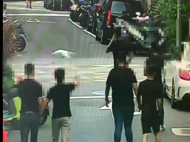 滋事酒客消费至清晨才离开，警方已锁定身分追查中。(翻摄照片／林郁平台北传真）