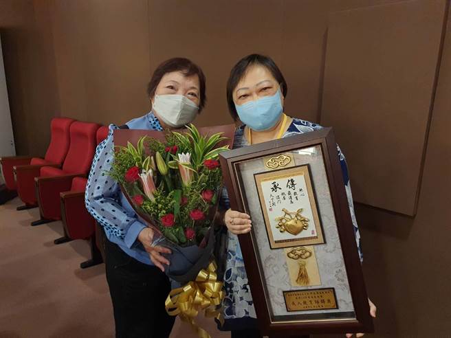 桃园社大歌唱班老师邹盛兰17日荣获桃园社大成人教育师铎奖。（陈梦茹摄）