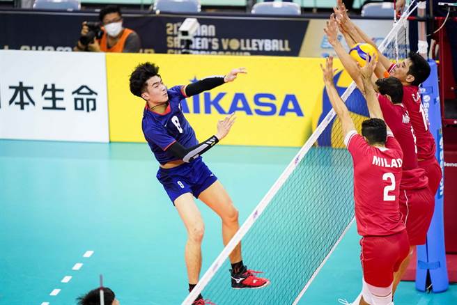 中华队雷诺的杀球遭到伊朗三人拦网阻挡。(取自AVC官网)