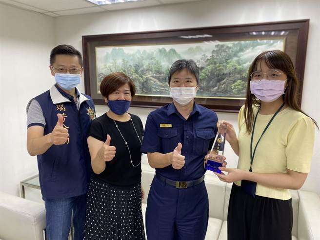 新北市瑞芳警分局长王鸿儒今（17日）前往第一银行瑞芳分行颁发奖座及超商礼券。（瑞芳警分局提供）