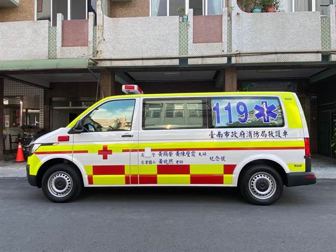 台南市盐水区退休黄姓公务员捐赠价值300万元的救护车给台南市消防局盐水分队。（读者提供／刘秀芬台南传真）