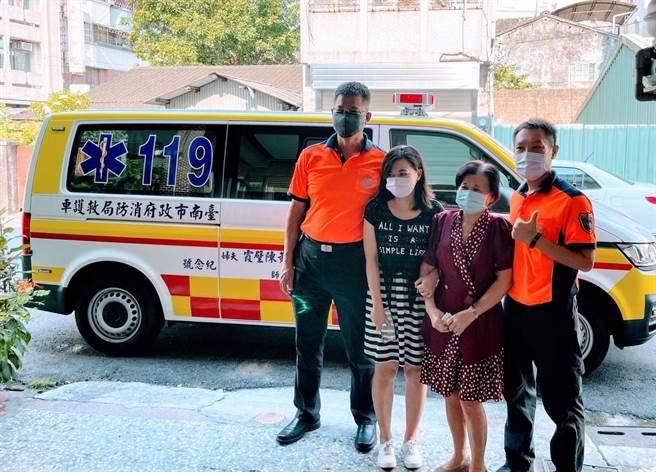 黄姓女退休公务员（右二）樽节退休金，捐赠救护车给盐水消防分队。（读者提供／刘秀芬台南传真）