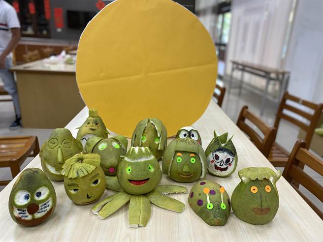 中华医大外籍生获赠麻豆文旦，发挥创意把文旦变身各种可爱造型。（曹婷婷摄）