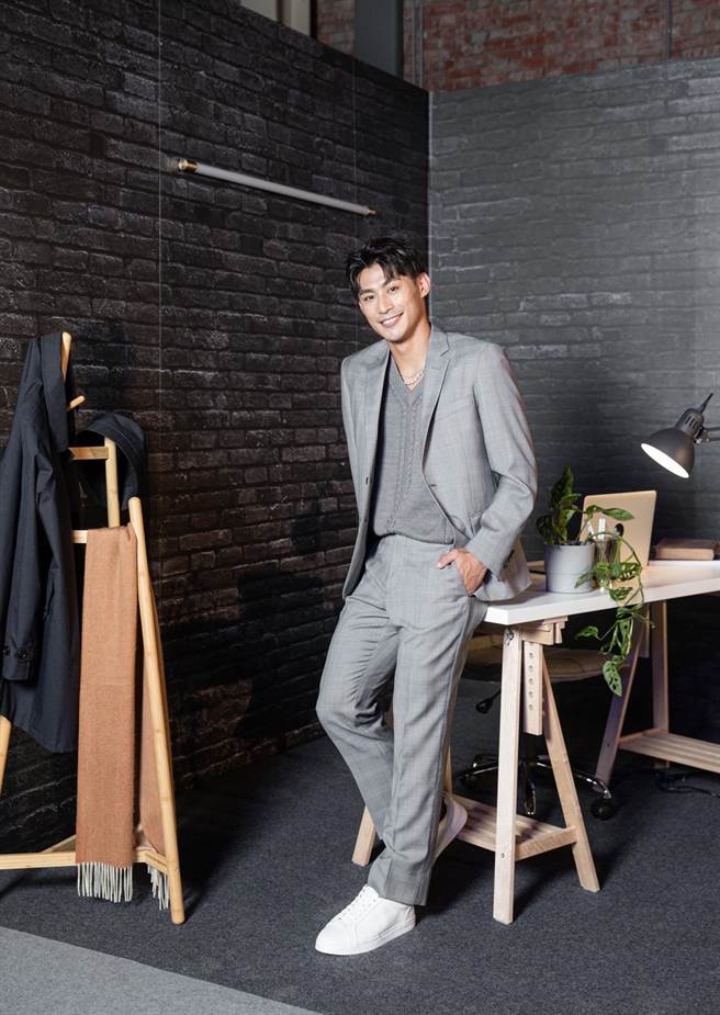 Carnival嘉裕2021秋冬系列的全新代言人柔道男神杨勇纬，身穿品牌2021秋冬新品登场；浅灰格纹成套西装，1万9880元、灰色麻花针织背心，3880元。（Carnival嘉裕提供）