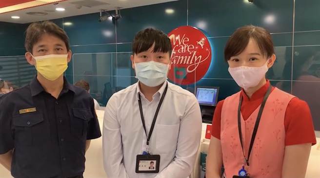 国泰世华商业银行学府分行有名长相酷似「J女郎」的行员，1小时内拦阻2民眾遭诈骗匯款，土城分局长周振安今亲率侦查队队长、辖区所长亲自颁予金融机构奖牌、商品礼券及纪念品。（警方提供）